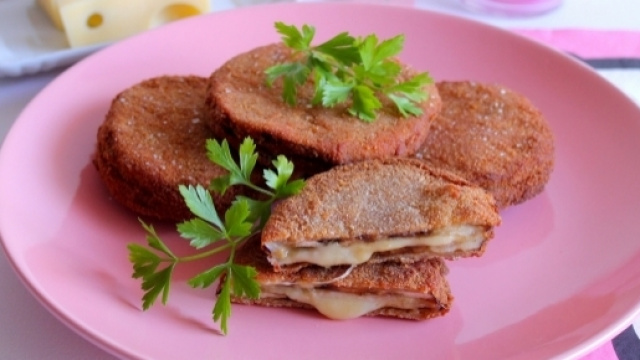 I sandwich di melanzane con prosciutto cotto ed emmenthal piacciono a tutte le et&agrave;