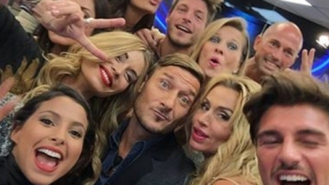 Il selfie di Francesco Totti con i concorrenti del GF Vip