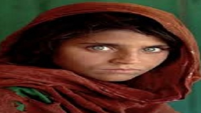 La foto scattata da Steve Mycurry alla ragazza afghana