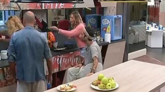 Lite tra Valeria Marini ed Elenoire Casalegno: volano insulti pesanti - vocedinapoli.it