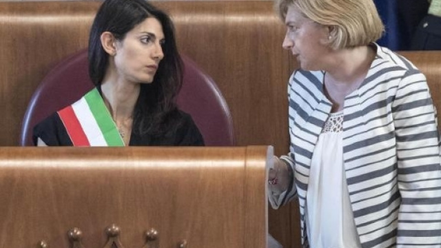 Raggi e Muraro alle prese col presunto 'complotto del frigorifero'