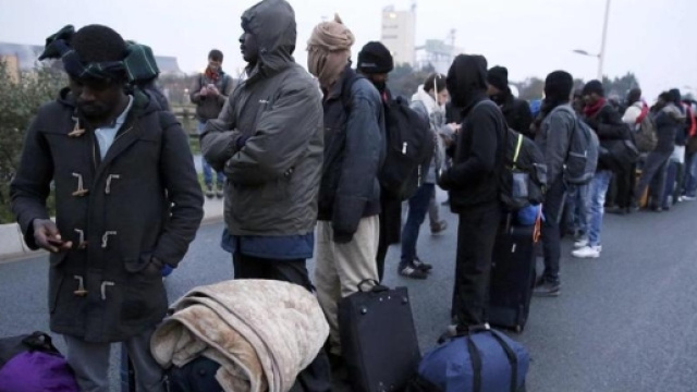 Calais, la Francia inizia lo sgombero della 'giungla'