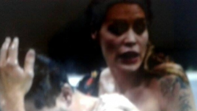 Elenoire e Gabriele: bagno bollente in piscina