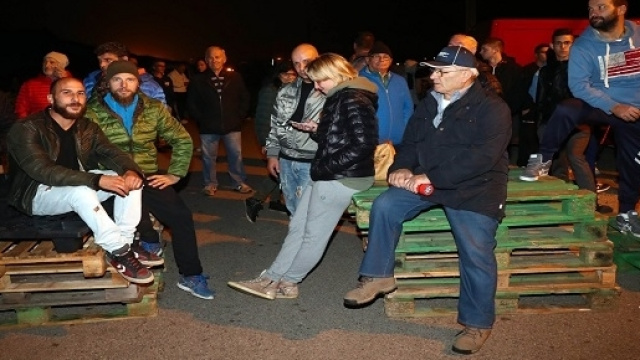 Gli abitanti di Gorino protestano contro l'arrivo di migranti.