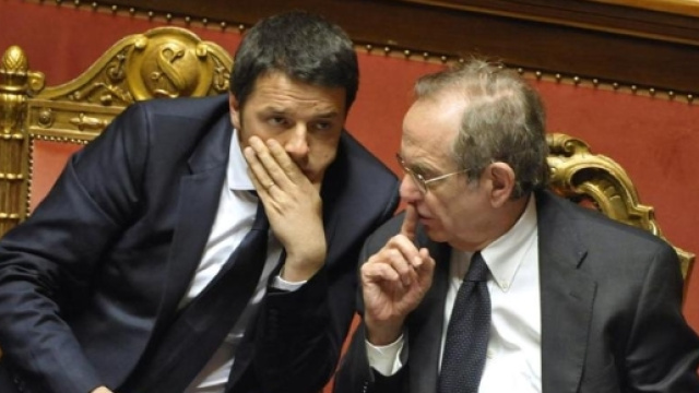 Il presidente del consiglio Matteo Renzi e il ministro all'economia Padoan sulla nuova manovra