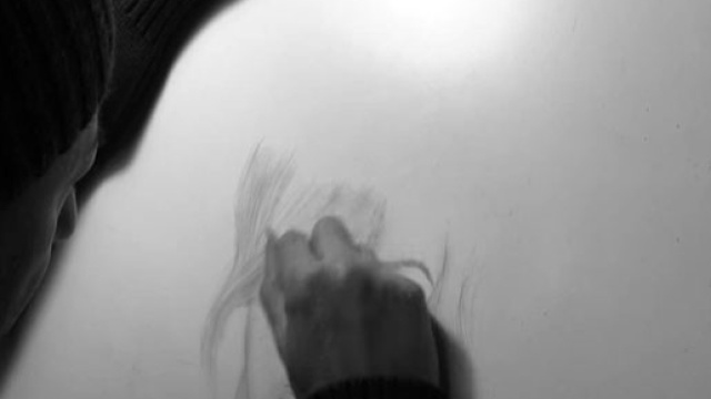 L'artista Soldano disegna il volto di una donna