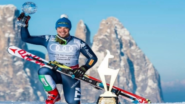 Peter Fill con in mano la Coppa del Mondo di discesa.