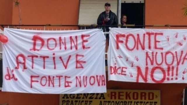 Striscioni per dire NO alla violenza sulle donne