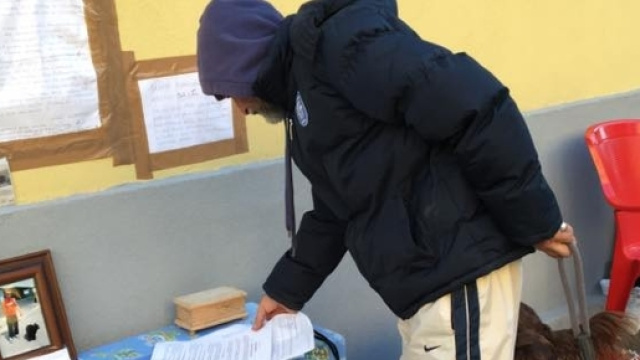 Vincenzo Miceli, mentre mostra la sua richiesta scritta per onorare il fratello