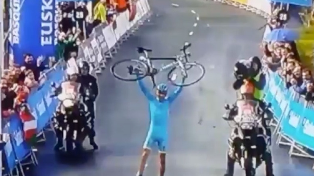 Diego Rosa, l'esultanza per la vittoria al Giro dei Paesi Baschi
