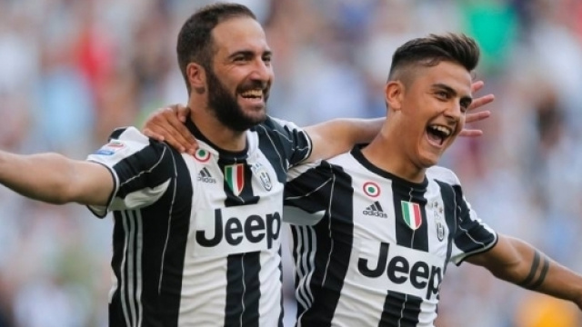 Higuain e Dybala esultano dopo un gol
