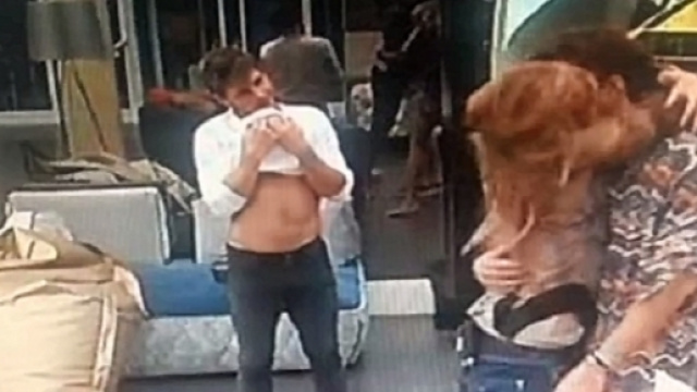 Andrea e Laura bacio in diretta nella casa del GF Vip
