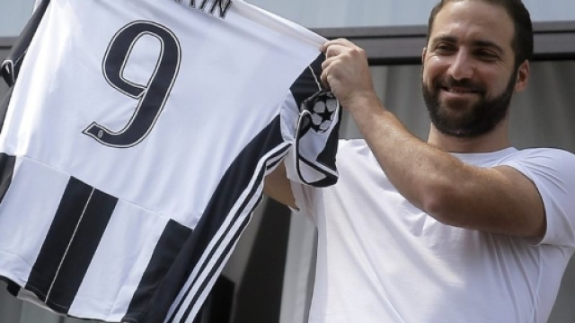 Gonzalo Higuain fires shots at Napoli president during Juventus ... - 101greatgoals.com