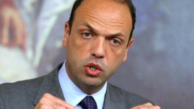 Spunta l'ipotesi rinvio del referendum, Alfano la prende in considerazione