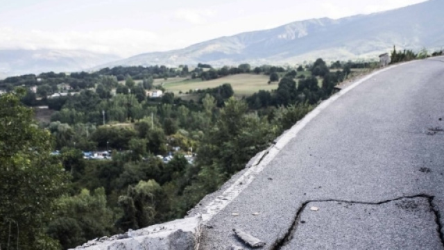 Terremoto, crepe nell'asfalto e strade dissestate dal sisma ... - repubblica.it