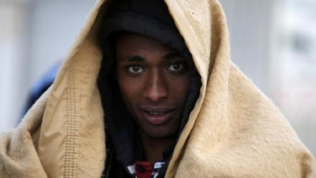 Un migrante riceve accoglienza all'arrivo.