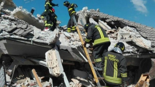 Vigili del Fuoco in azione durante il sisma che ha colpito il centro Italia ad Agosto.