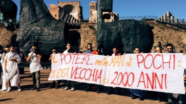 Attivisti per il No al referendum a Roma contestano il nuovo Senato (foto: ACT)