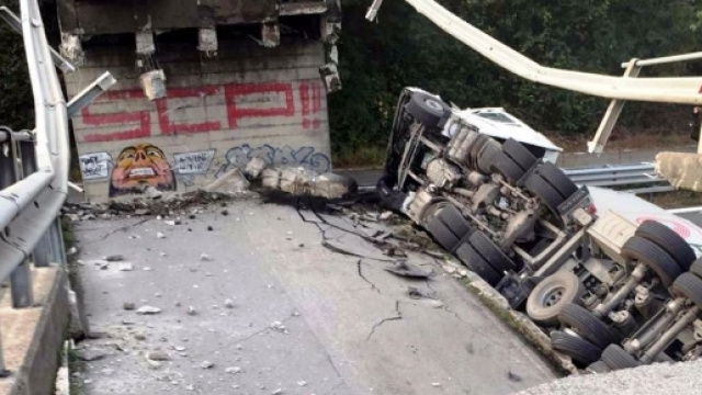 Cavalcavia crolla nei pressi di Lecco, un morto e quattro feriti