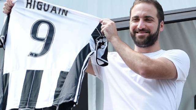 Juventus, Higuain mostra ai tifosi la sua nuova maglia numero 9 ... - corrieredellosport.it