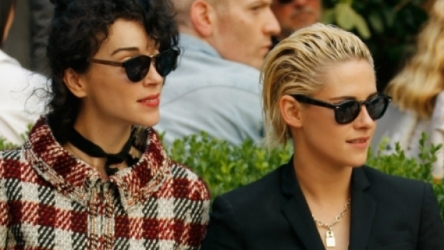 Kristen Stewart e St. Vincent alla sfilata di Vogue America