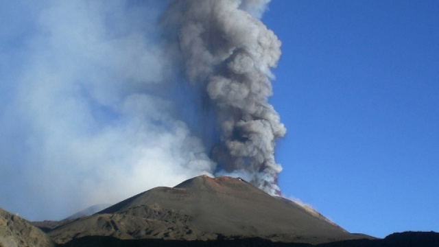 L'altissima densit&agrave; abitativa alle falde del Vesuvio fa temere l'apocalisse in caso di eruzione.