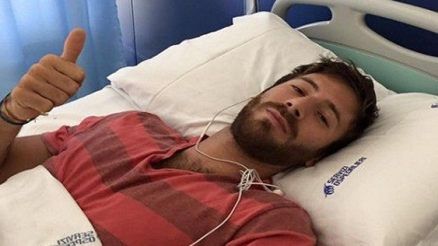 L'inviato delle Iene Nicol&ograve; De Devitiis ricoverato a seguito di una brutta caduta rimediata a causa di un truffatore.