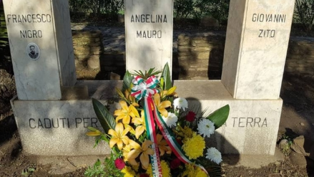 La corona di fiori posta al monumento dei caduti