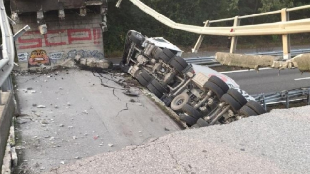 Lecco cede un cavalcavia, un morto e alcuni feriti