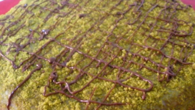 Torta alla nutella con panna e pistacchio