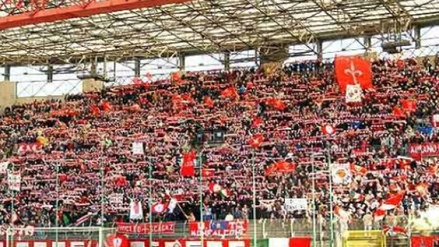 Curva italiana piena di ultras