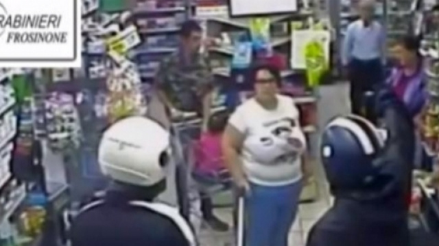 Il momento dell'irruzione dei banditi all'interno del supermercato