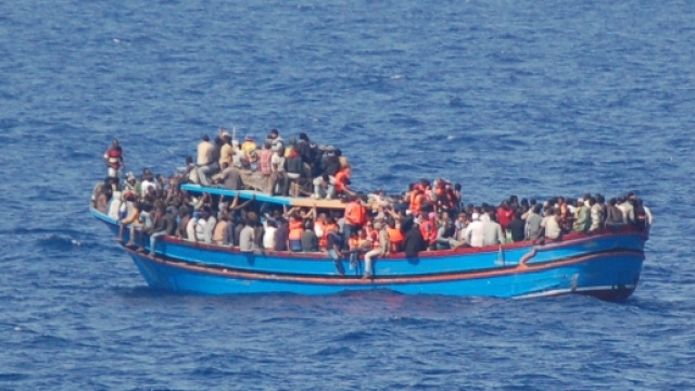 Migranti su un barcone nel Canale di Sicilia
