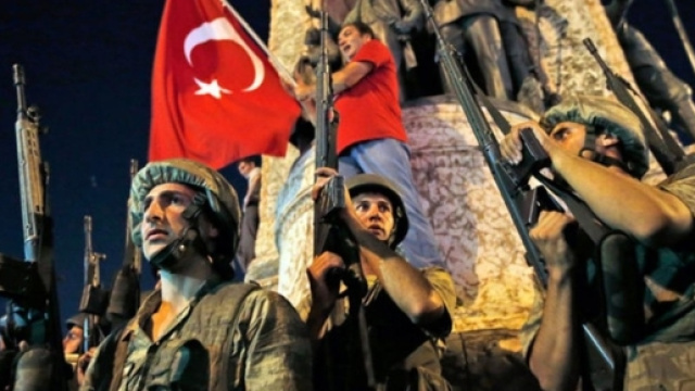 Militanti turchi contro il fallito golpe