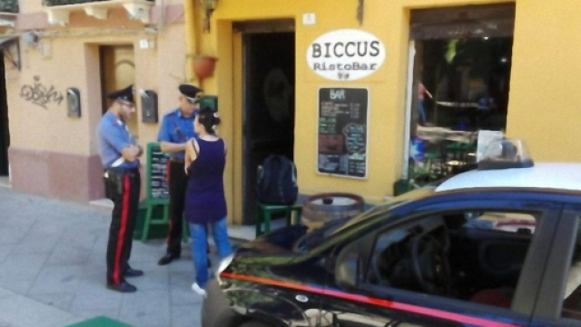 Sul luogo dell'aggressione sono intervenuti i Carabinieri.