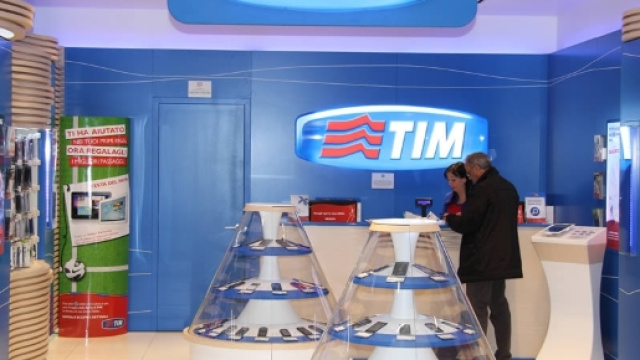 Azzerato il credito dei clienti ricaricabili Tim e call center intasati: il pasticcio della Tim