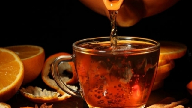 Il calore del sapore di un bicchiere di buon umore e salute: elisir di aracia, limone e rum