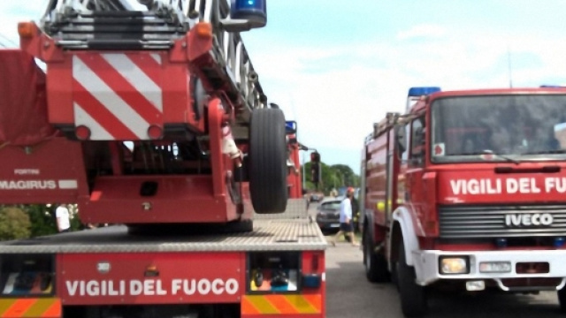 In viale Diaz sono intervenute diverse squadre dei Vigili del Fuoco insieme a Polizia e Carabinieri.