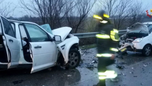 Incidenti stradali mortali, giornata tragica quella del 30 ottobre 2016 sulle strade italiane, foto archivio Vigili del Fuoco