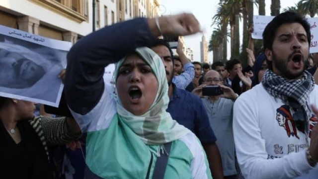 La morte di un ambulante e le proteste di massa Cosa sta ... - lastampa.it