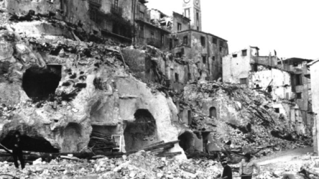 La scossa di 6.5 sulla scala Richter fa tornare indietro sino al 1980 in Irpinia.