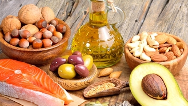 Una dieta sana con una percentuale ottimale di grassi saturi-insaturi regola i livelli di colesterolo.