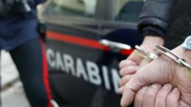 Como, pensionato ruba borsa al cimitero: in manette