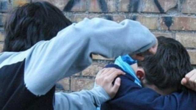 Episodio di bullismo a Rimini: sedicenne picchiato e insultato