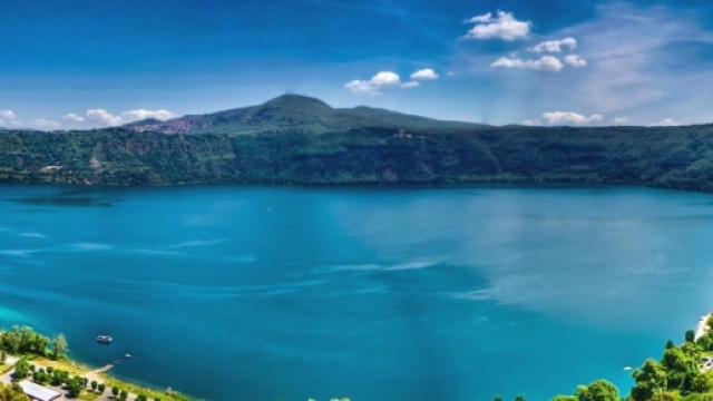 Il cratere del lago di Castel Gandolfo.