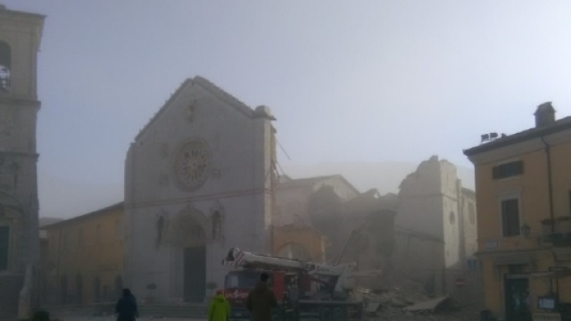 Norcia, crollata la basilica di San Benedetto