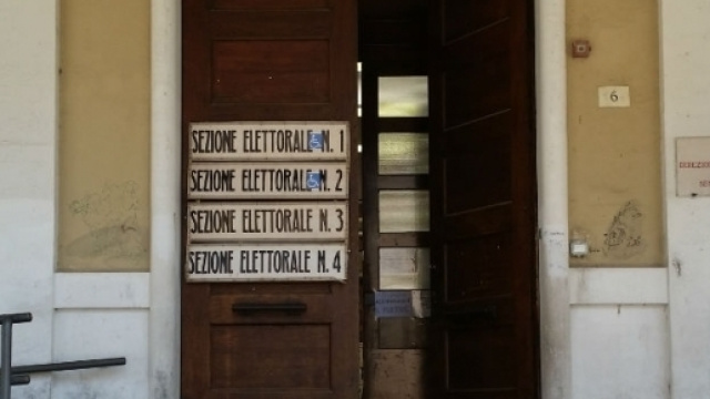 Ultime notizie scuola, luned&igrave; 31 ottobre 2016: scuole-seggio per il referendum