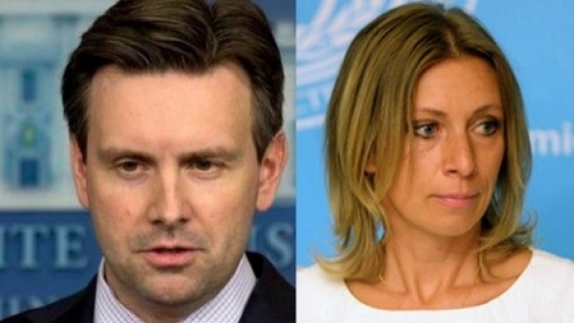 Accuse reciproche tra Josh Earnest e Maria Zakharova, portavoce della Casa Bianca e del Cremlino