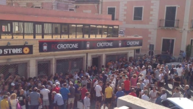 Ancora una volta lunghe code presso il Crotone Point.