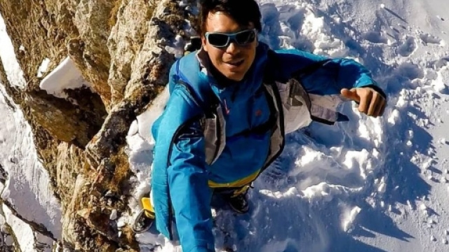 Base jumper russo si schianta contro una casa.